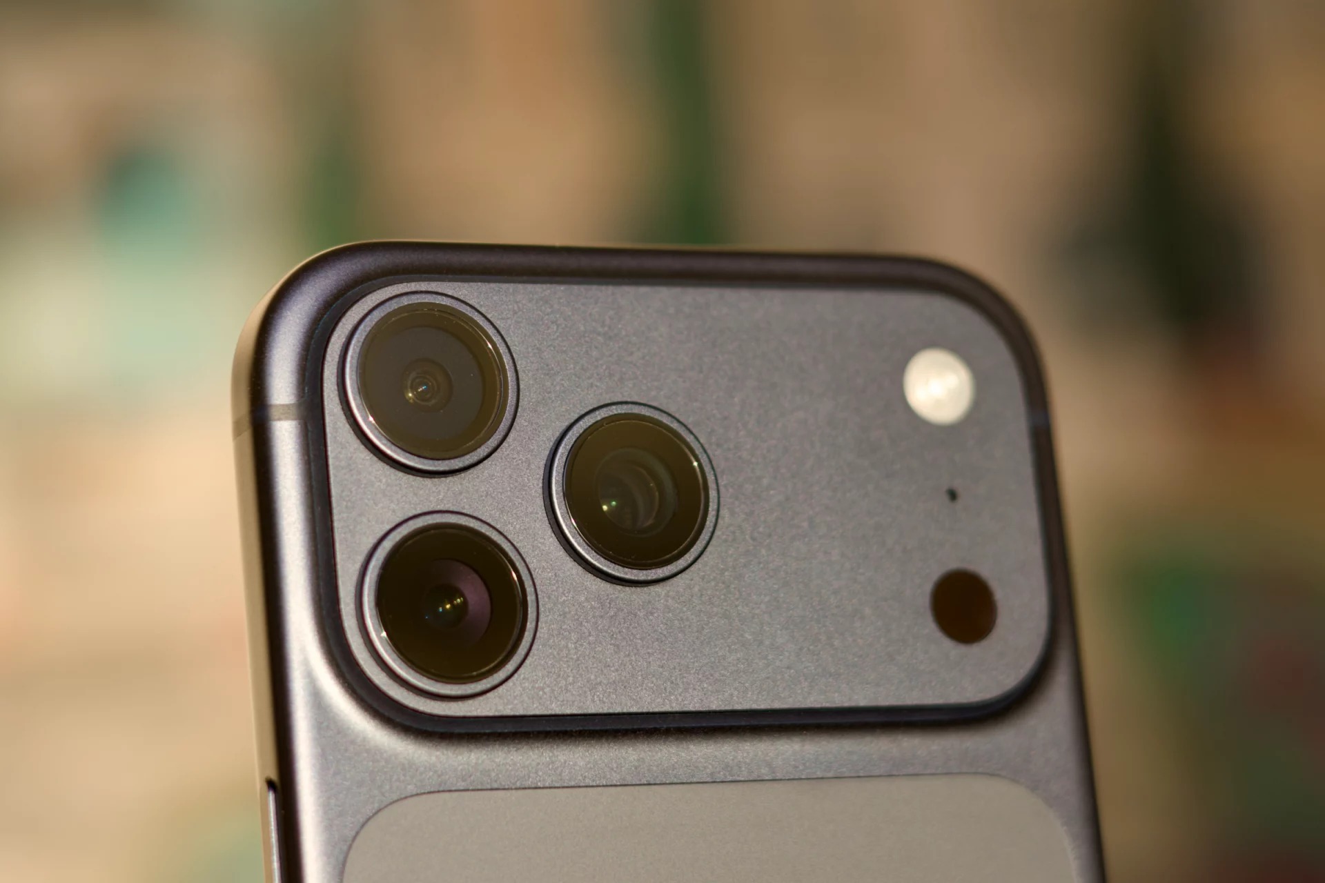 iPhone 17 Pro Max: скучное обновление на бумаге, которое решило все мои проблемы