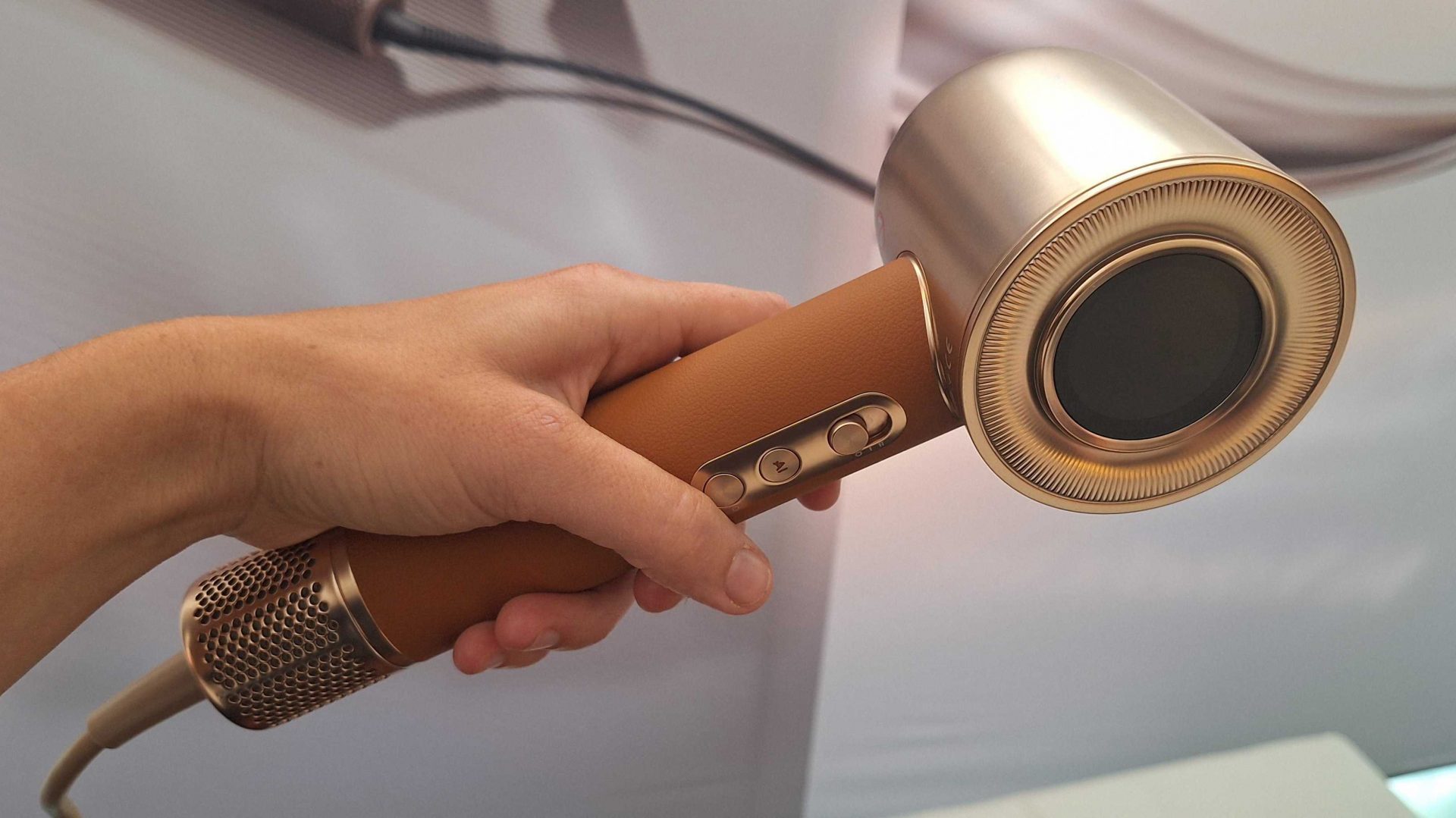 Фен с искусственным интеллектом: революция в уходе за волосами