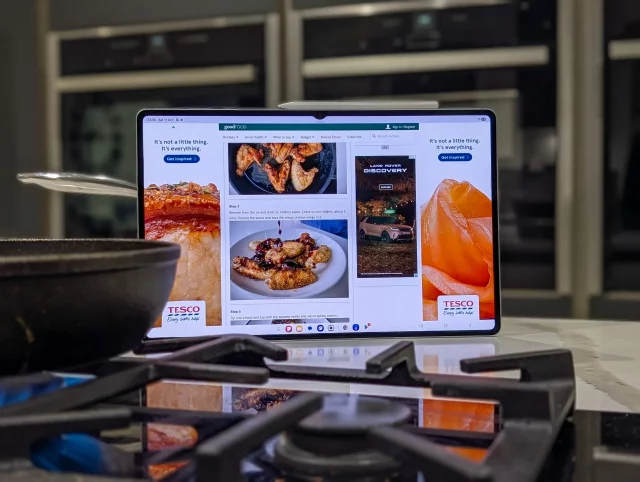 Я использую 14,6-дюймовый Samsung Galaxy Tab S11 Ultra на кухне, и это гениально (1) Я использую 14,6-дюймовый Samsung Galaxy Tab S11 Ultra на кухне, и это гениально