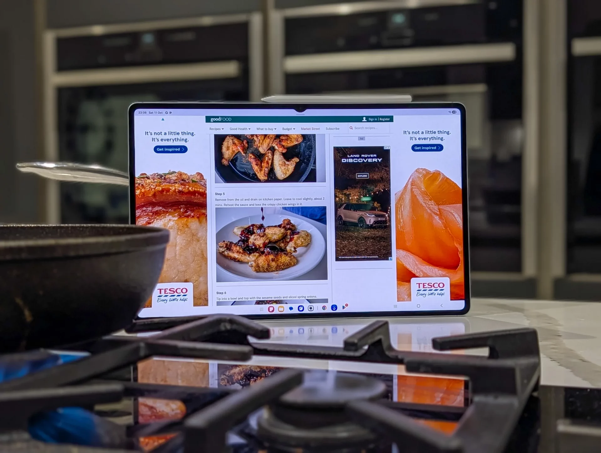 Я использую 14,6-дюймовый Samsung Galaxy Tab S11 Ultra на кухне, и это гениально