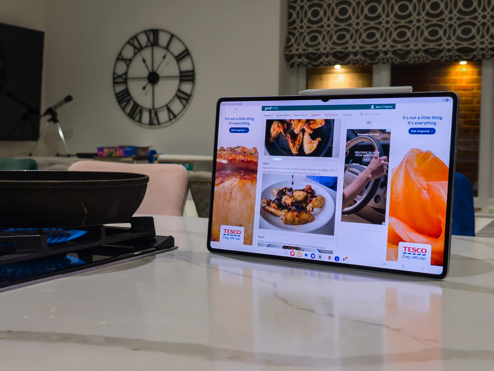 Я использую 14,6-дюймовый Samsung Galaxy Tab S11 Ultra на кухне, и это гениально