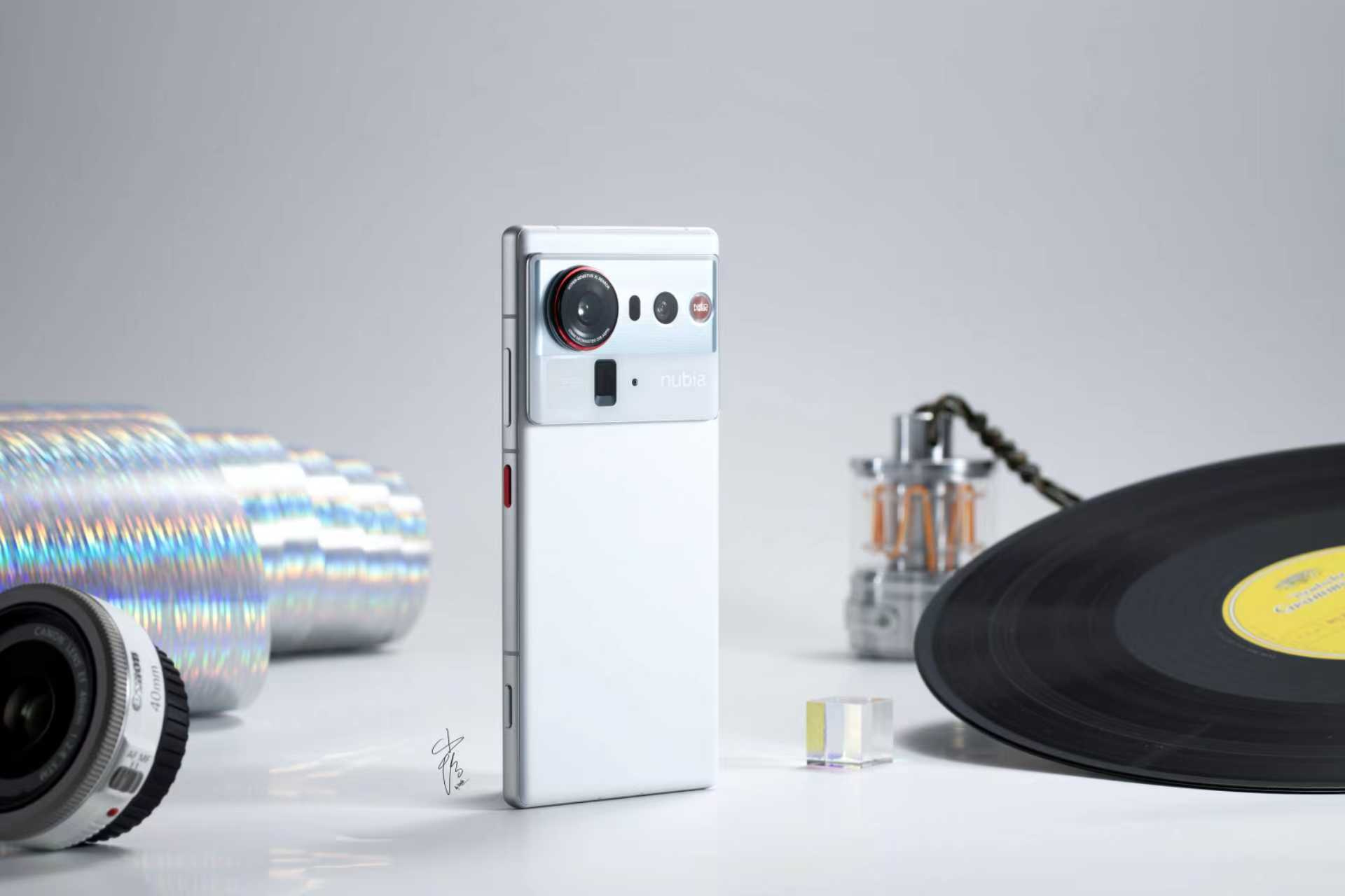 500429Камерофон-монстр на подходе: раскрыты дата выхода и дизайн Nubia Z80 Ultra