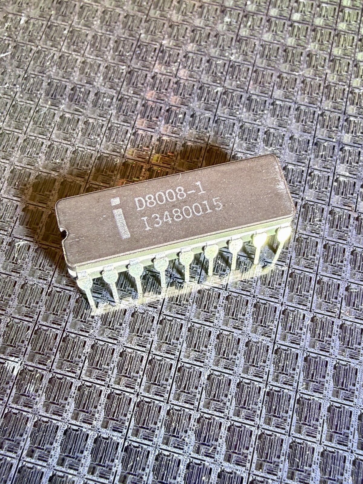 Легендарный процессор Intel i8008 показали как никогда раньше: 216 фото под микроскопом картинка Легендарный процессор Intel i8008 показали как никогда раньше 216 фото под микроскопом