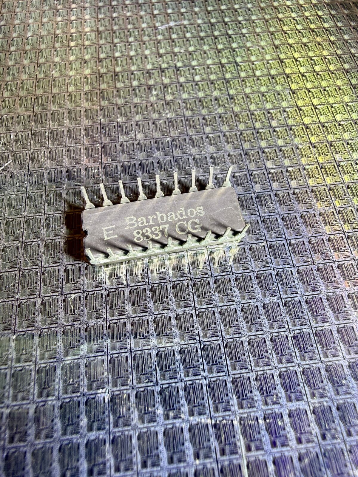 Легендарный процессор Intel i8008 показали как никогда раньше: 216 фото под микроскопом картинка Легендарный процессор Intel i8008 показали как никогда раньше 216 фото под микроскопом