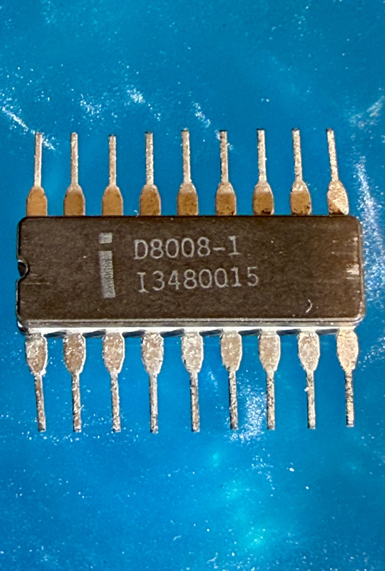 Легендарный процессор Intel i8008 показали как никогда раньше: 216 фото под микроскопом картинка Легендарный процессор Intel i8008 показали как никогда раньше 216 фото под микроскопом