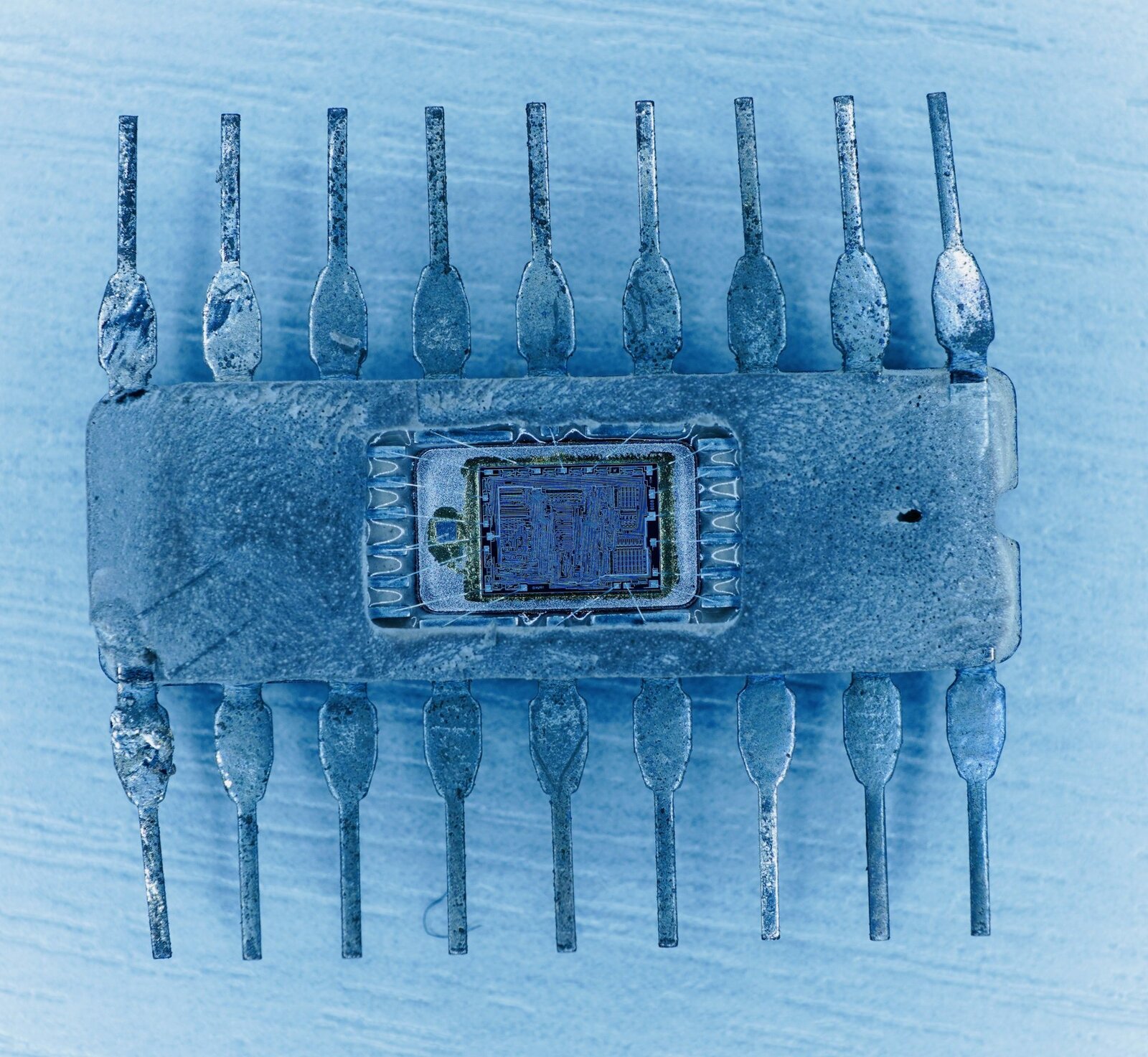 Легендарный процессор Intel i8008 показали как никогда раньше: 216 фото под микроскопом картинка Легендарный процессор Intel i8008 показали как никогда раньше 216 фото под микроскопом