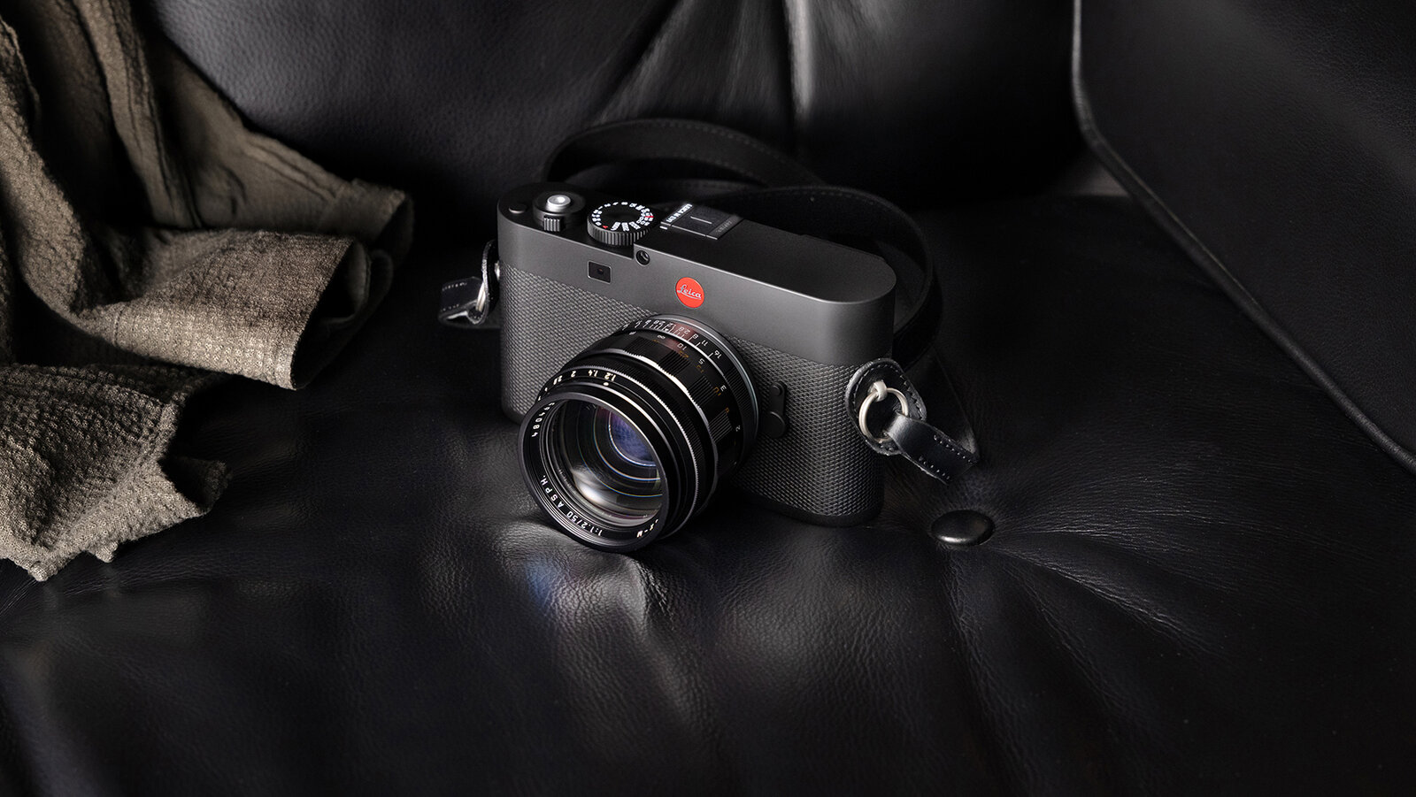 Leica предала пуристов: легендарная камера M-серии впервые лишилась оптического видоискателя картинка Leica предала пуристов легендарная камера M-серии впервые лишилась оптического видоискателя