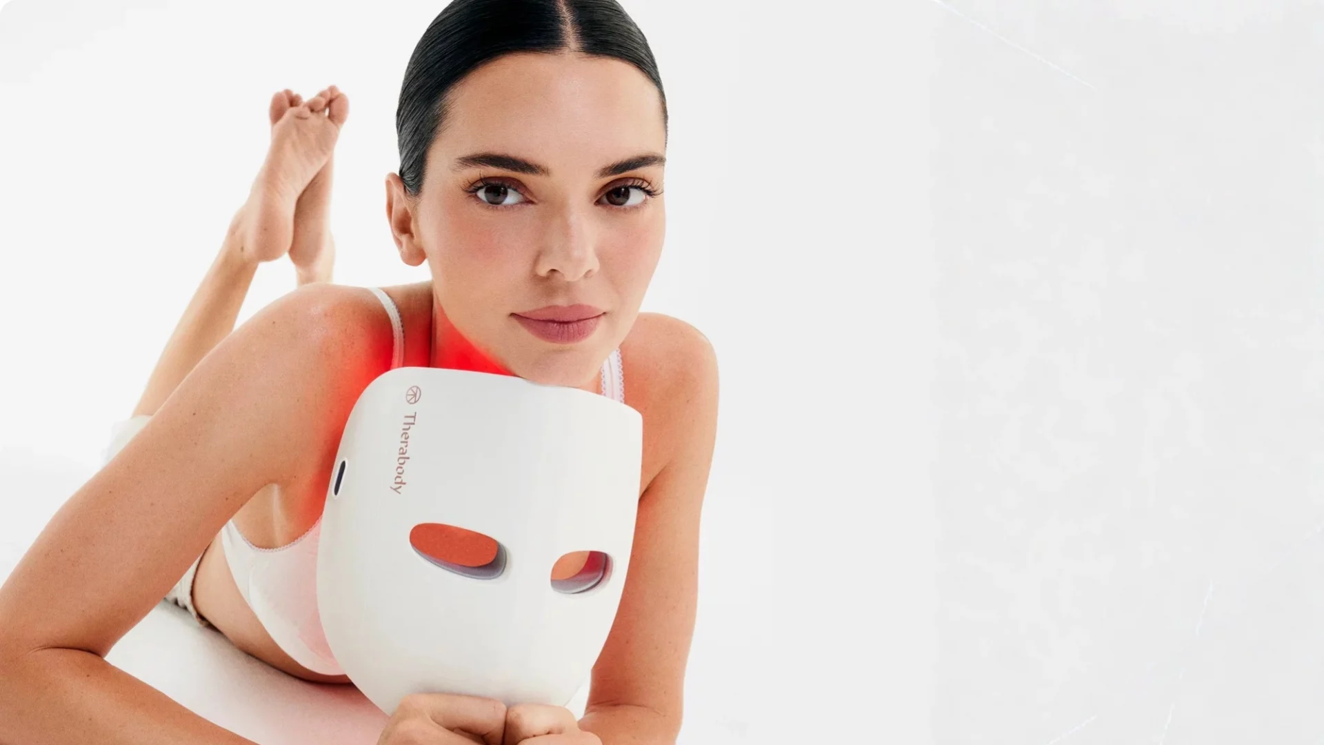 Маска для лица, которая массирует голову? Therabody выпустила TheraFace Mask Glo