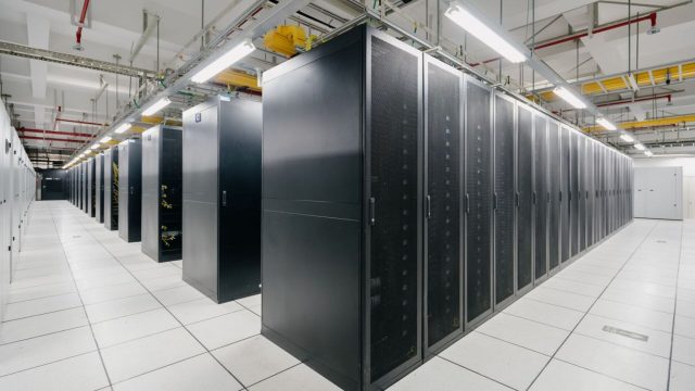 Cloud Computing Server Room Nvidia, подвинься Apple начала поставки собственных ИИ-серверов раньше срока