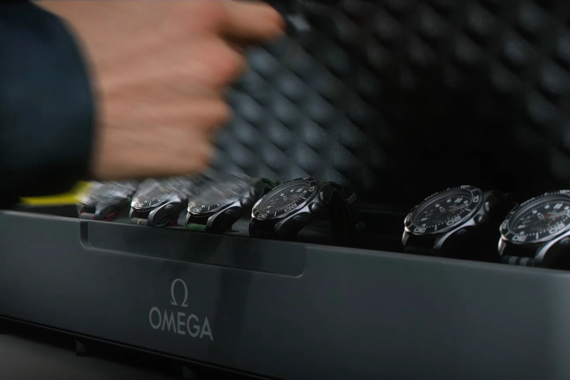 Omega взрывает интернет трейлером новой игры о Бонде, где часы — главное оружие