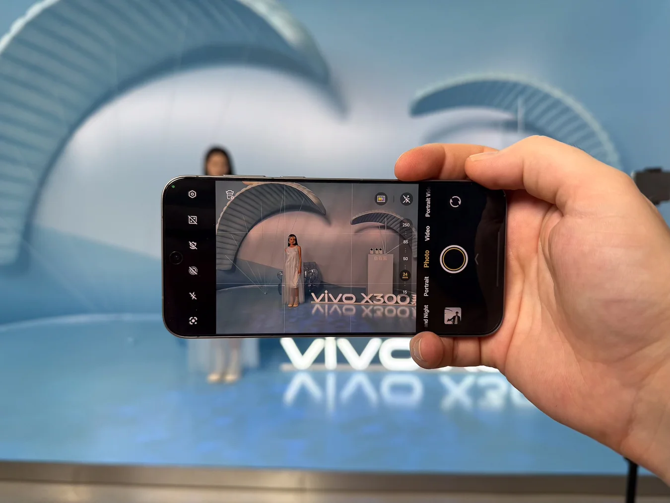 Плоский, мощный, с камерой-монстром: первый обзор Vivo X300 Pro