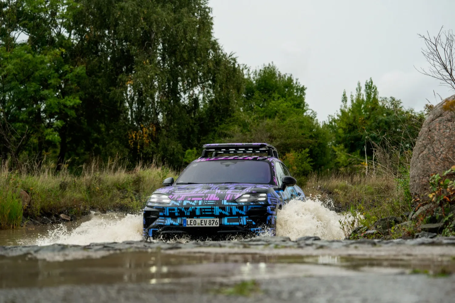 Porsche переизобрела электромобиль: беспроводная зарядка, батарея без корпуса и 986 л.с. в новом Cayenne