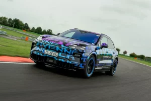 Porsche переизобрела электромобиль: беспроводная зарядка, батарея без корпуса и 986 л.с. в новом Cayenne