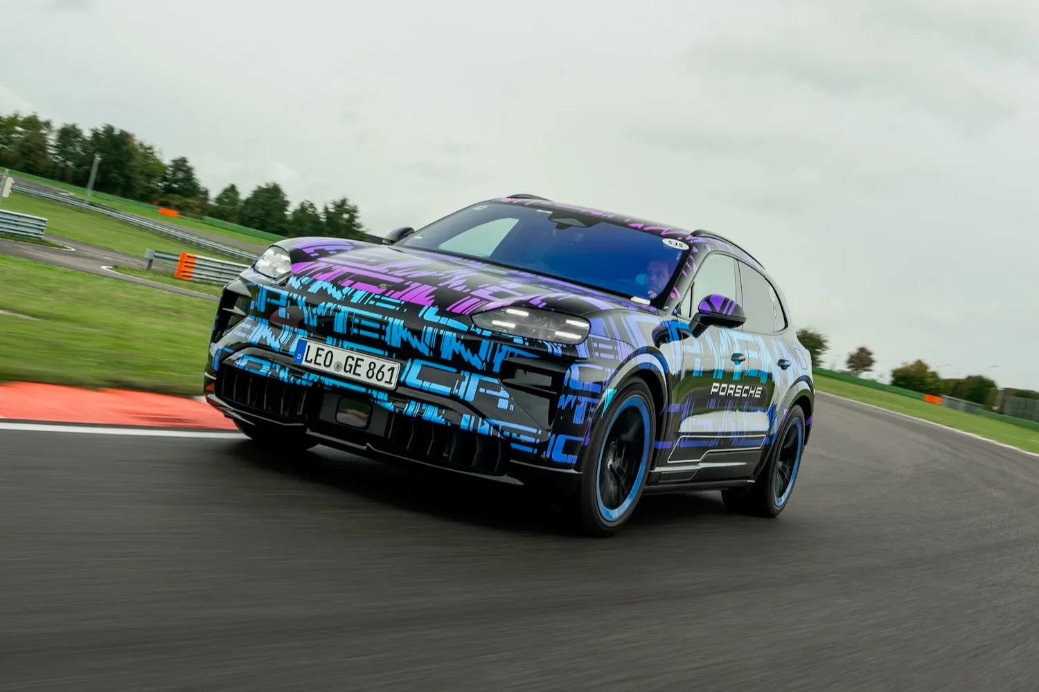 Porsche переизобрела электромобиль: беспроводная зарядка, батарея без корпуса и 986 л.с. в новом Cayenne картинка Porsche переизобрела электромобиль: беспроводная зарядка, батарея без корпуса и 986 л.с. в новом Cayenne