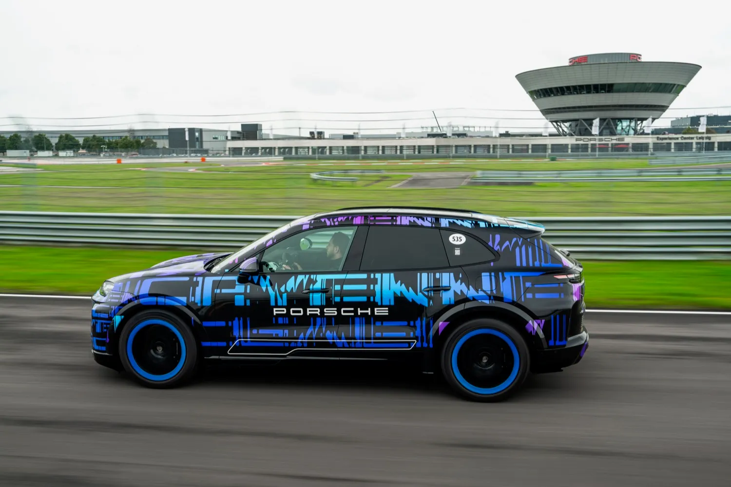 Porsche переизобрела электромобиль: беспроводная зарядка, батарея без корпуса и 986 л.с. в новом Cayenne