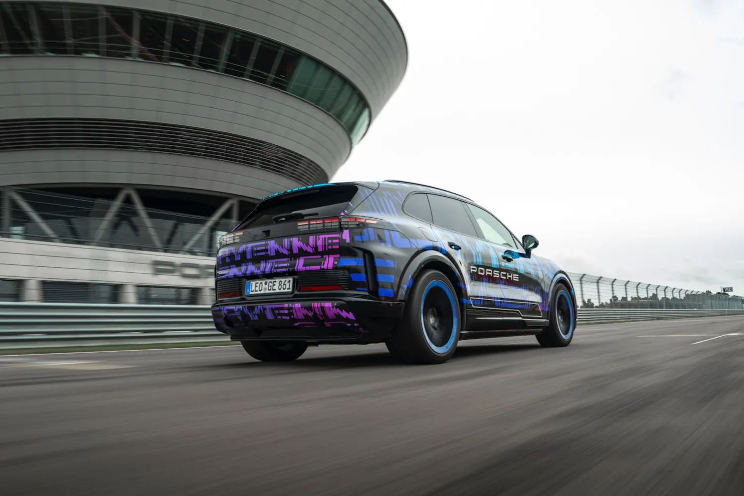 Porsche переизобрела электромобиль: беспроводная зарядка, батарея без корпуса и 986 л.с. в новом Cayenne