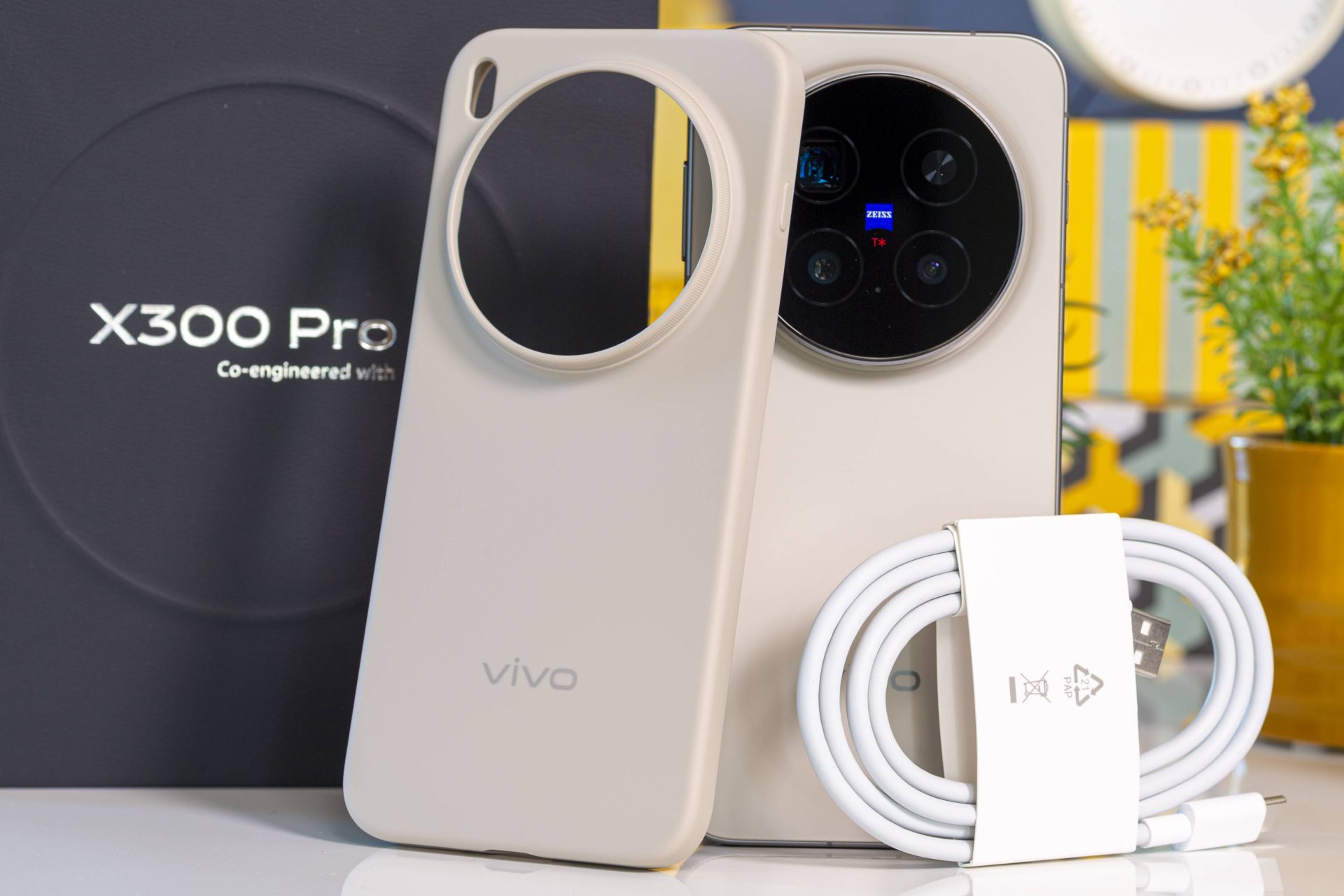 Прощай, изогнутый экран: vivo X300 Pro убил старый дизайн и получил лучшую селфи-камеру картинка Прощай, изогнутый экран: vivo X300 Pro убил старый дизайн и получил лучшую селфи-камеру