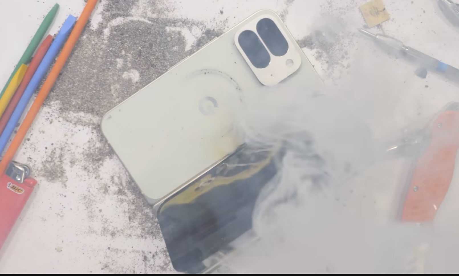 Провал года от Google батарея Pixel 10 Pro Fold взорвалась на тесте прочности