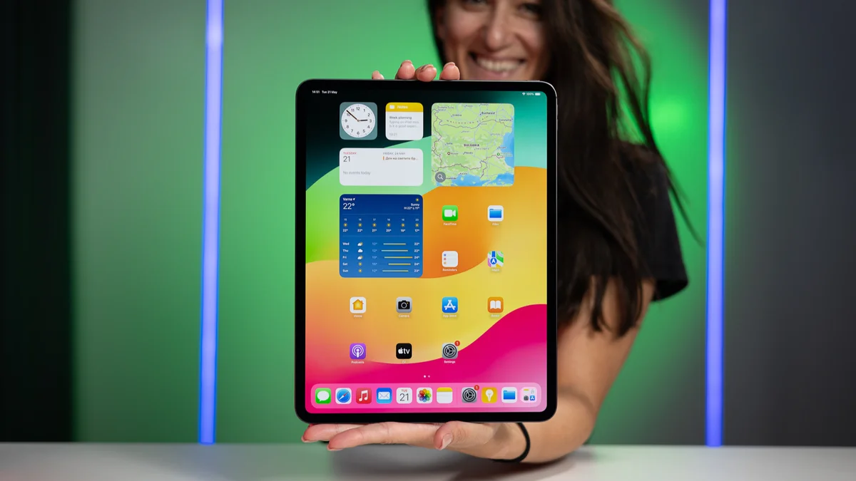 507925Провал на 3000 долларов: складной iPad от Apple оказался тяжелым и бесполезным кирпичом