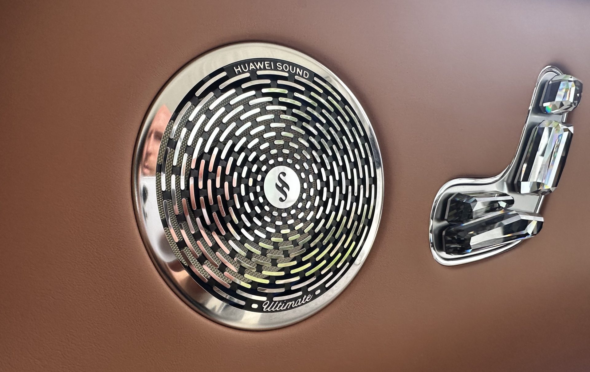 Заголовок: Звуковая революция: 43 динамика Huawei для автомобиля за $120 000