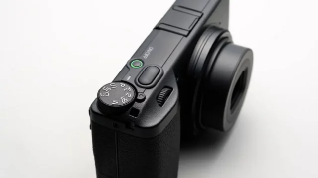 Ricoh GR IV впечатляет: камера лидирует в продажах