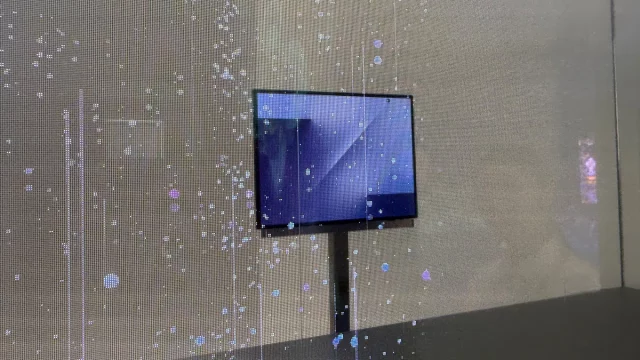 Samsung дразнит публику: первый смартфон с тройным экраном показали за стеклом