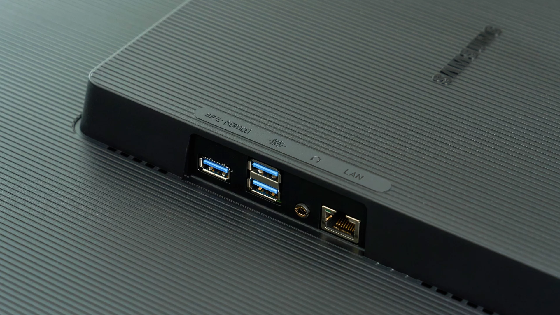 Samsung представляет новый стандарт: 37-дюймовый 4K-монстр для работы