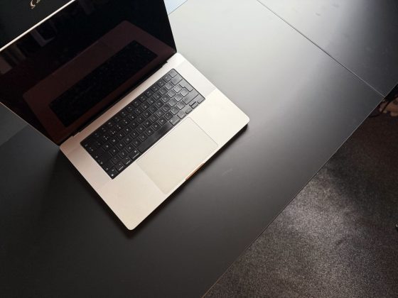 Secretlab сдалась: теперь премиальный стол Magnus можно регулировать по высоте за меньшие деньги