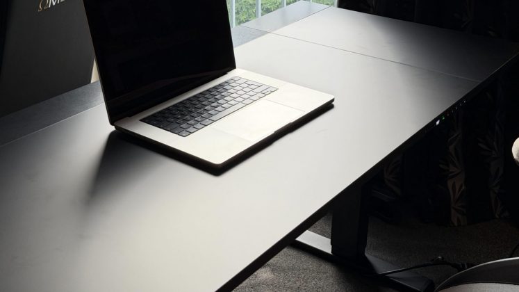 Secretlab сдалась: теперь премиальный стол Magnus можно регулировать по высоте за меньшие деньги