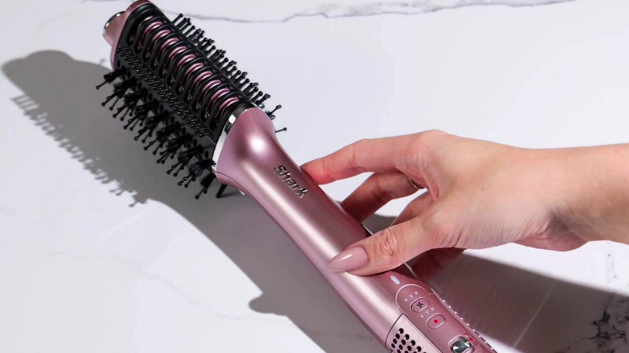 Shark втихую выпустила стайлер для волос с самым странным дизайном года