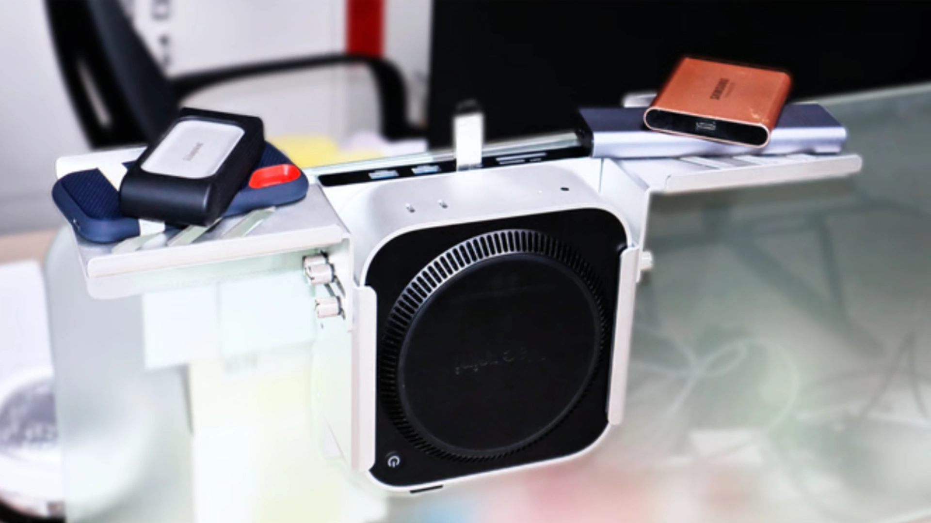 Спрятать Mac mini и поставить на него кактус представлена самая странная док-станция