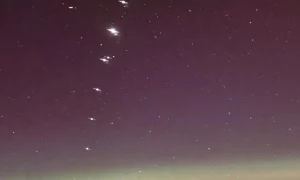 Редкое видео с МКС: спутники Starlink выстраиваются в линию в космосе