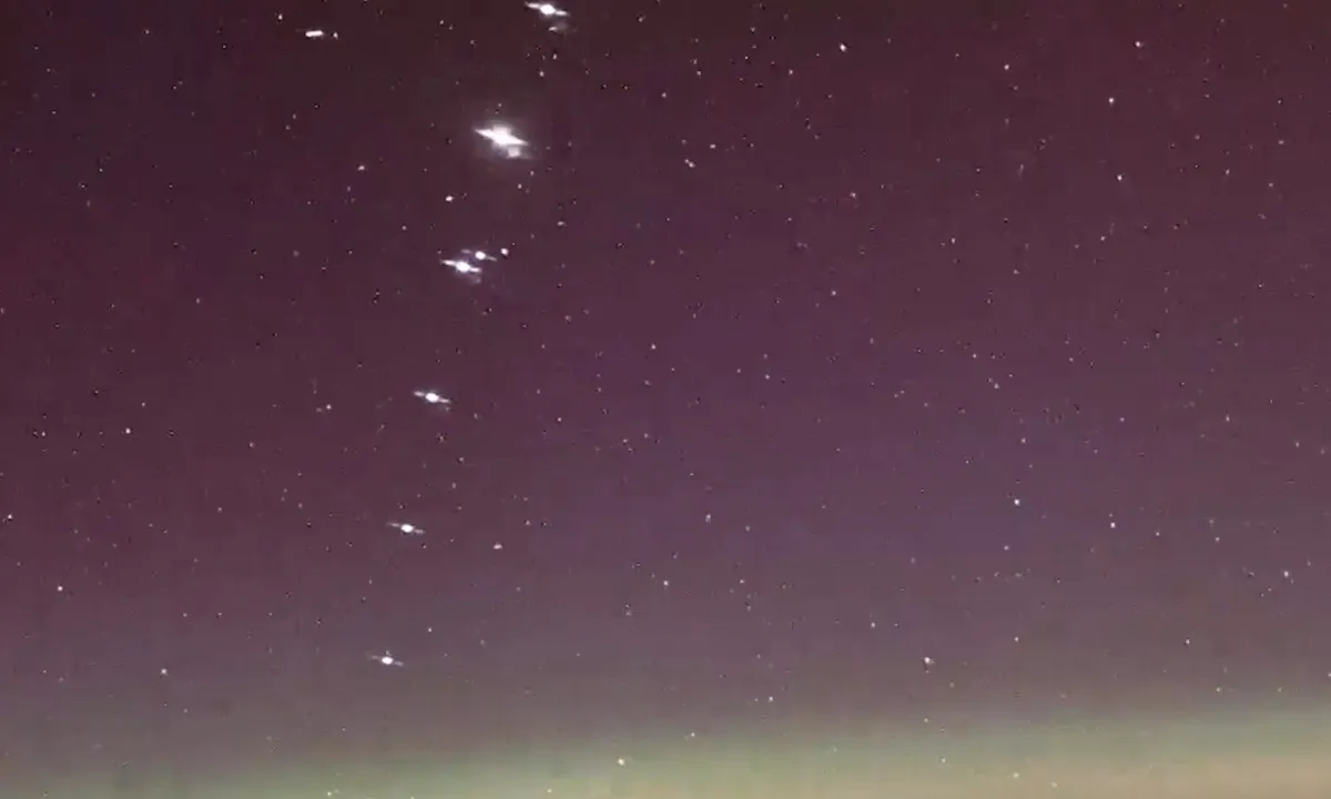 494487Редкое видео с МКС: спутники Starlink выстраиваются в линию в космосе