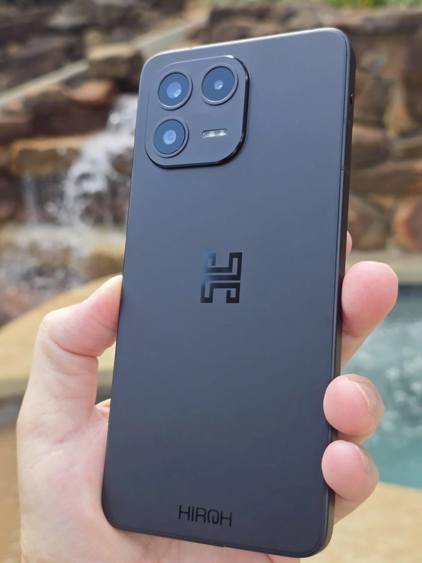 Телефон для параноиков? Представлен HIROH Phone за $999 с физическим рубильником для камеры и микрофона