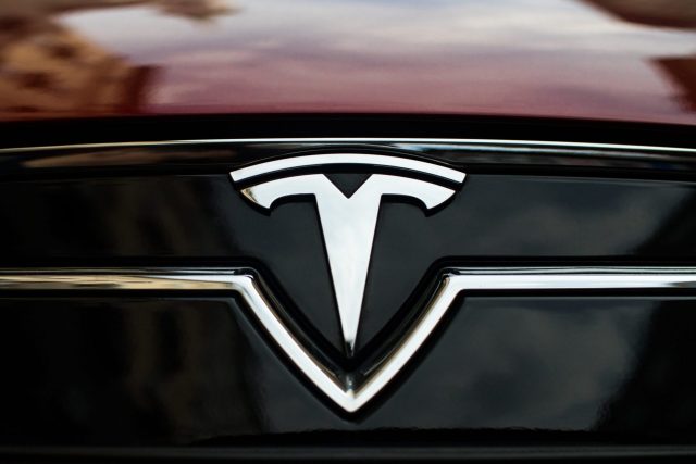 tesla-emblem-scaled Нарушитель ПДД: почему Tesla оказалась под следствием властей