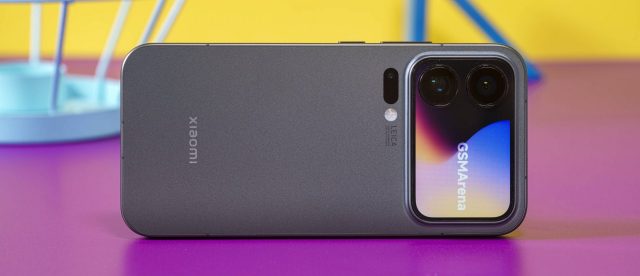 Убийца iPhone или наглый клон? Xiaomi 17 Pro Max получил второй экран, но забыл про софт