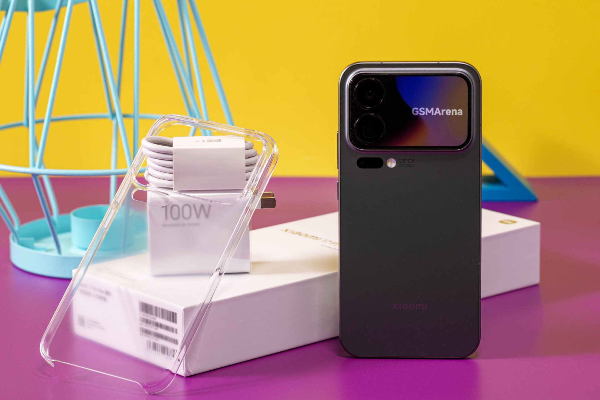 Убийца iPhone или наглый клон? Xiaomi 17 Pro Max получил второй экран, но забыл про софт