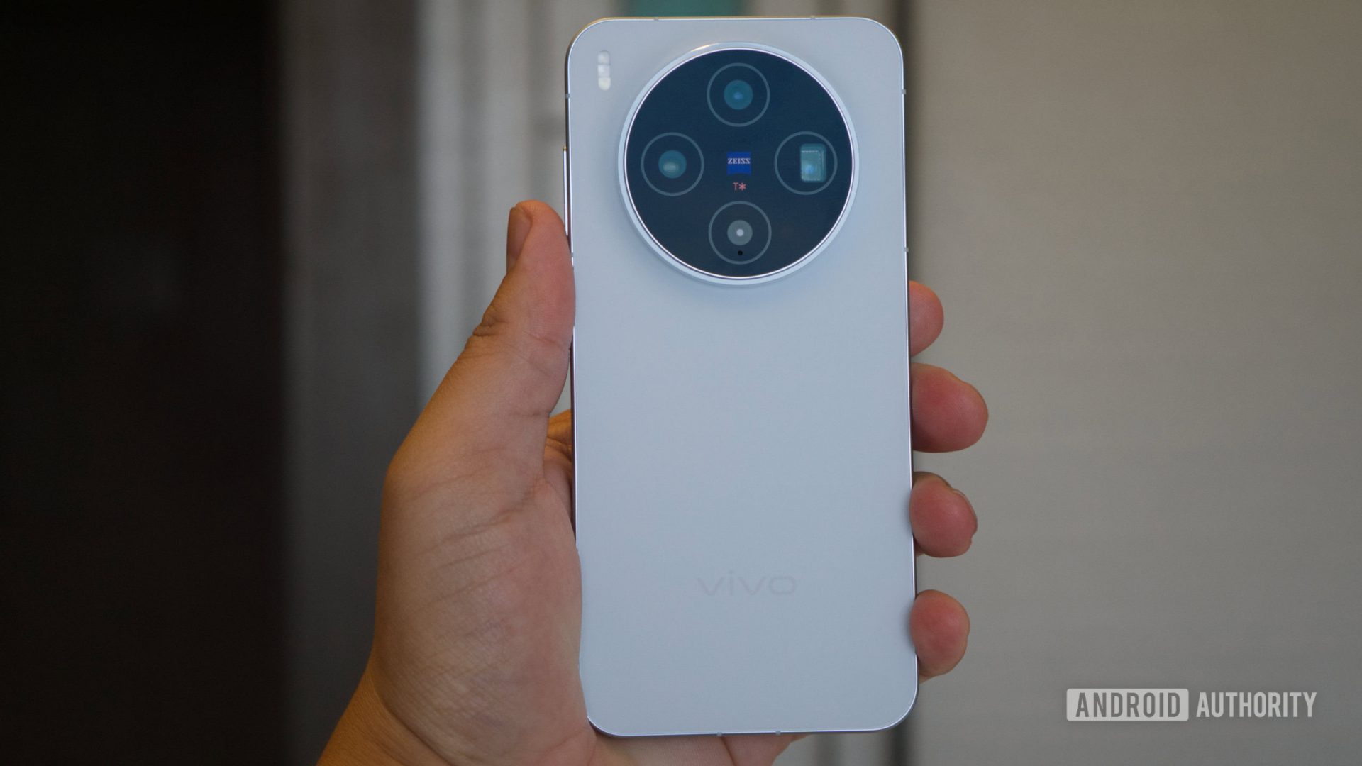 Только из коробки: живые впечатления от Vivo X300 Pro