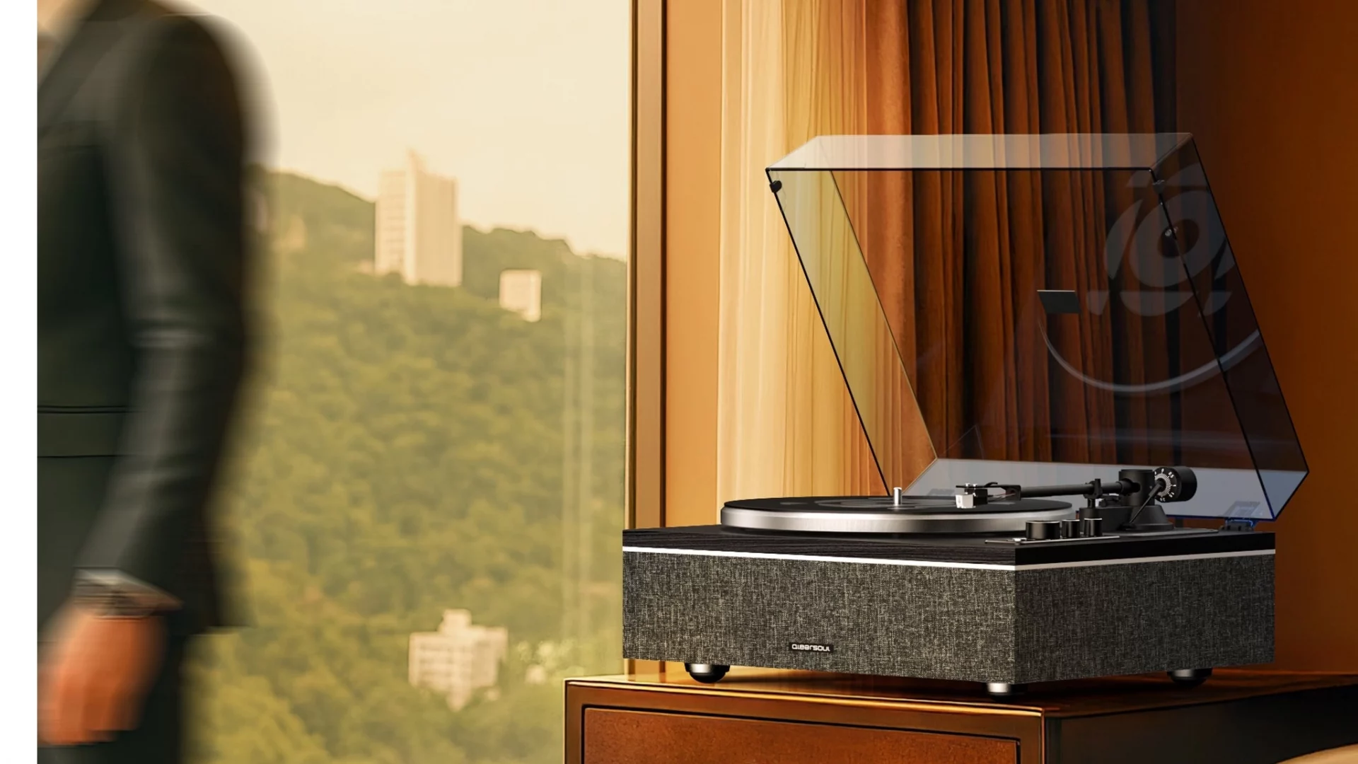 Забудьте о тихих «чемоданчиках»: этот ретро-проигрыватель с 4 динамиками — ваш билет в мир винила