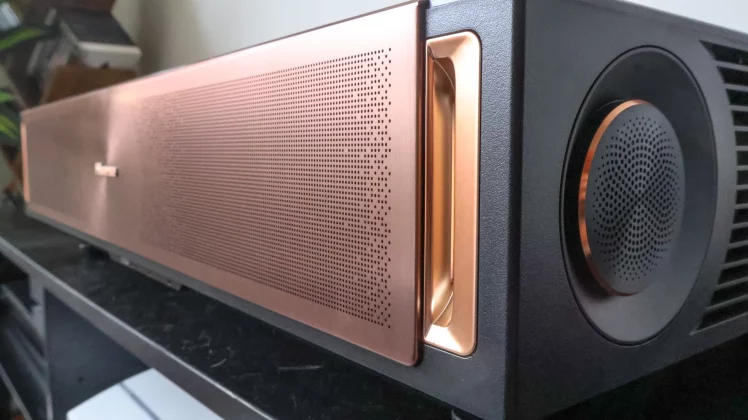 Забудьте про OLED: я променял его на 200-дюймового лазерного монстра и (почти) не жалею