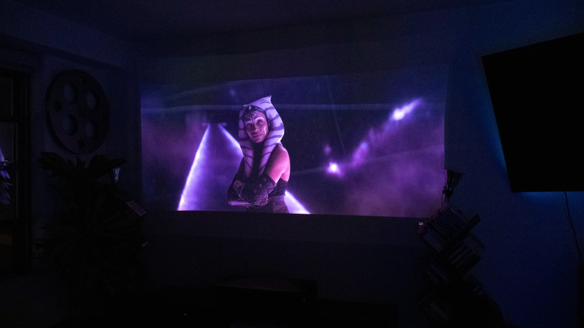 Забудьте про OLED: я променял его на 200-дюймового лазерного монстра и (почти) не жалею