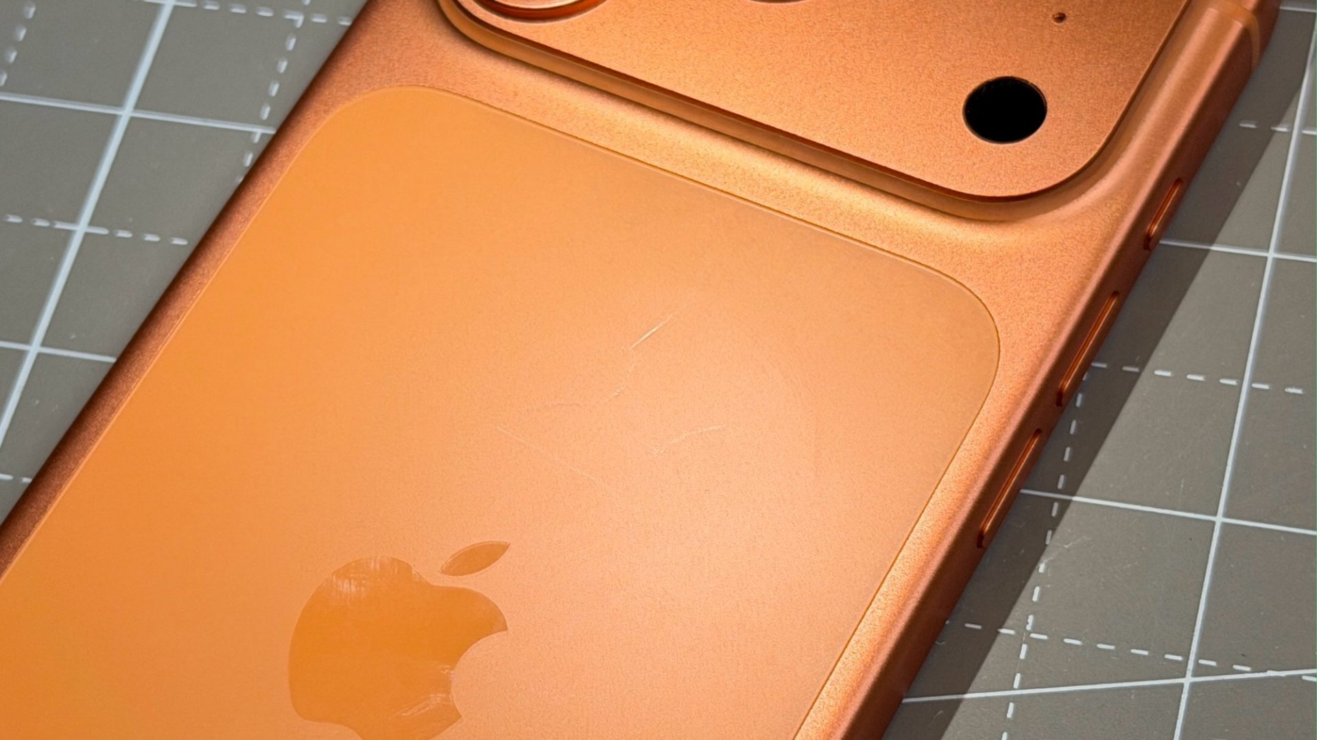 Scratchgate наносит удар: как MagSafe зарядки портят новые iPhone 17 картинка Scratchgate наносит удар: как MagSafe зарядки портят новые iPhone 17