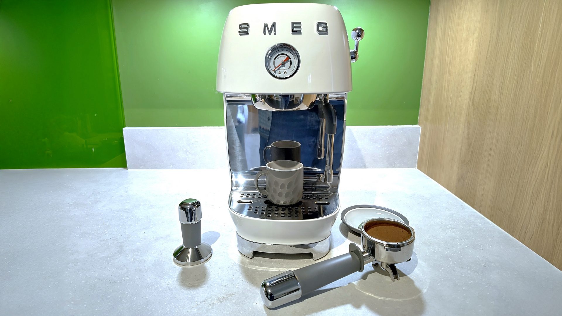 Обзор Smeg ECF03 — стильная кофемашина в стиле 1950-х картинка Smeg ECF03