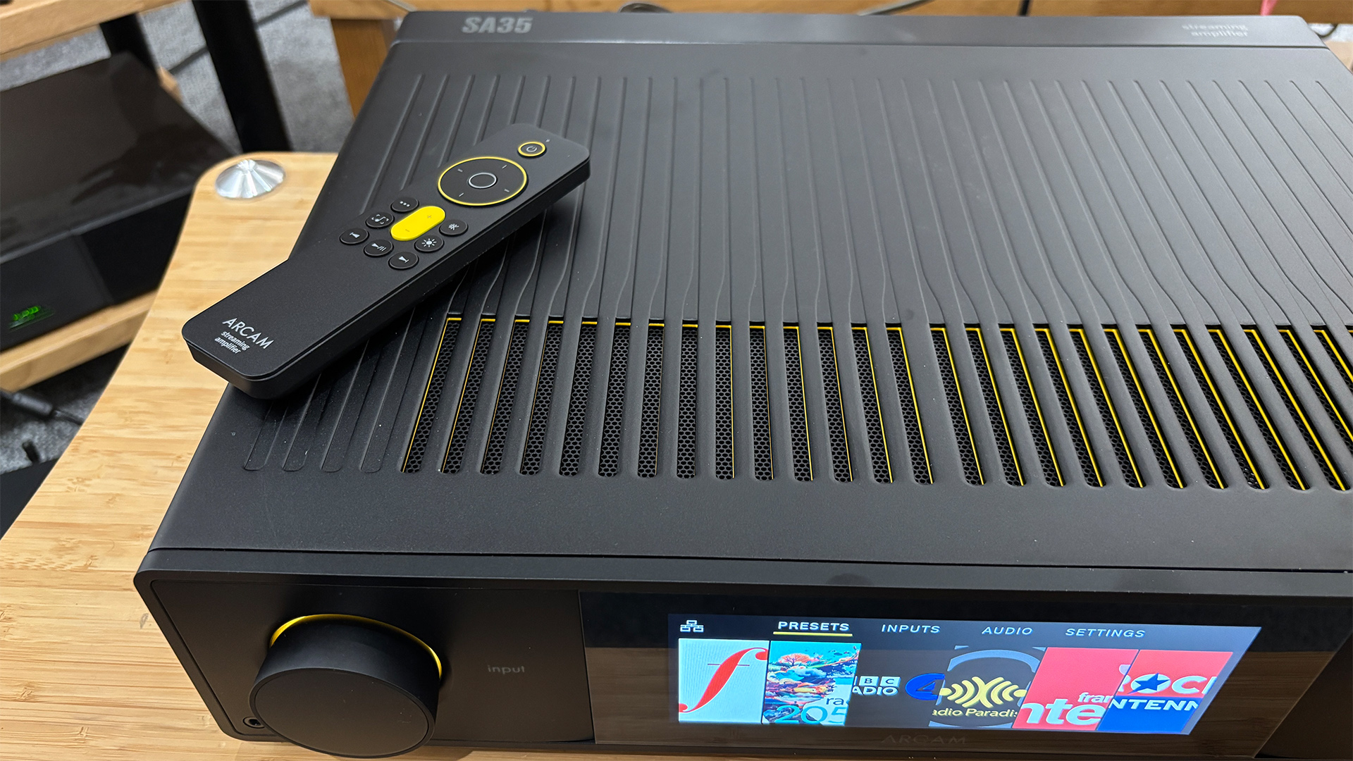 Обзор Arcam SA35 — сбалансированный стриминговый усилитель картинка Arcam SA35