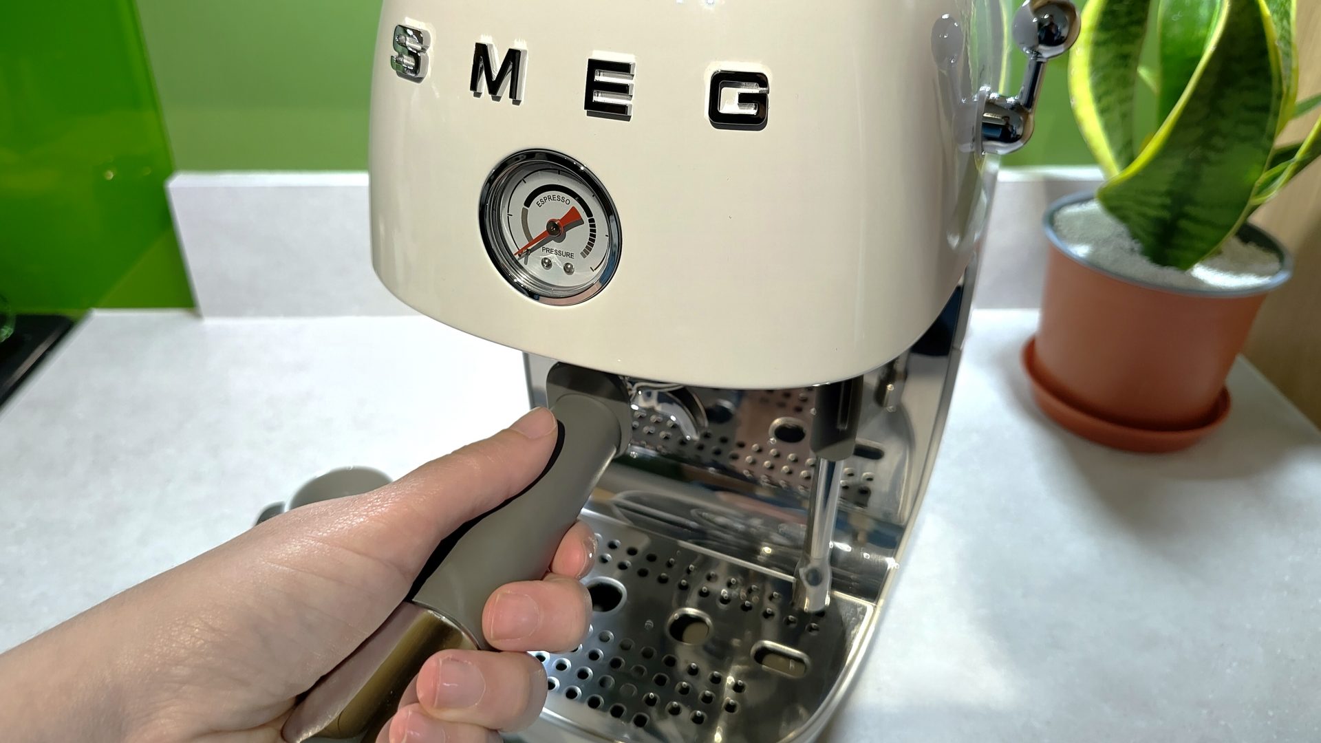 Обзор Smeg ECF03 — стильная кофемашина в стиле 1950-х картинка Smeg ECF03