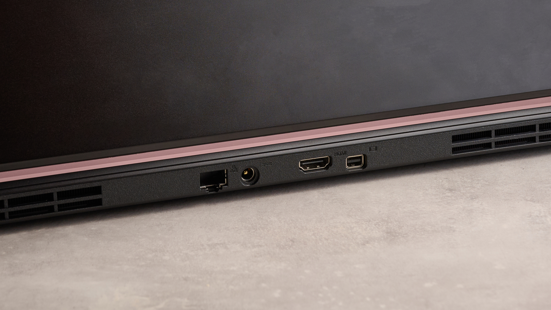 Обзор Medion Erazer Deputy 15 P1: доступный чемпион в высоком разрешении картинка Medion Erazer Deputy 15 P1