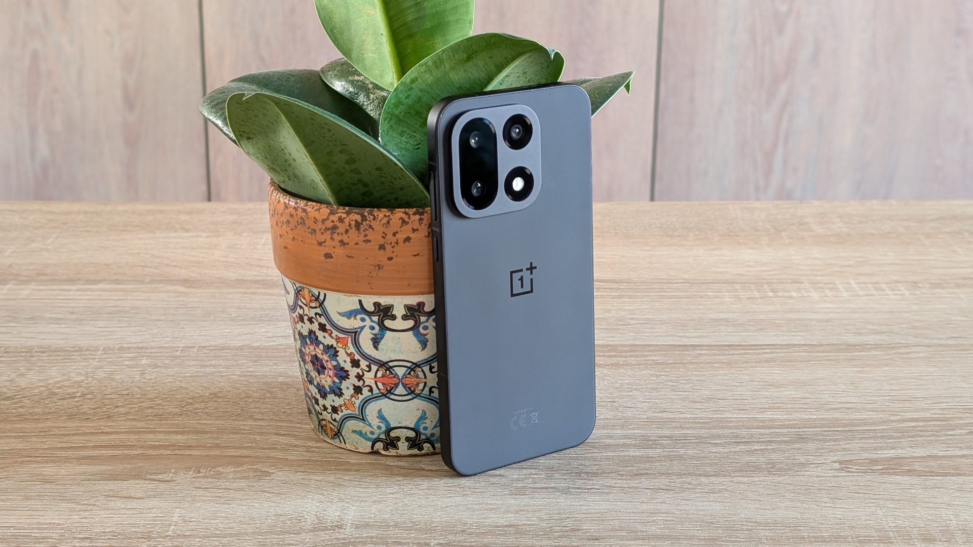 Обзор OnePlus 15 — топовый флагман с рекордной батареей картинка OnePlus 15