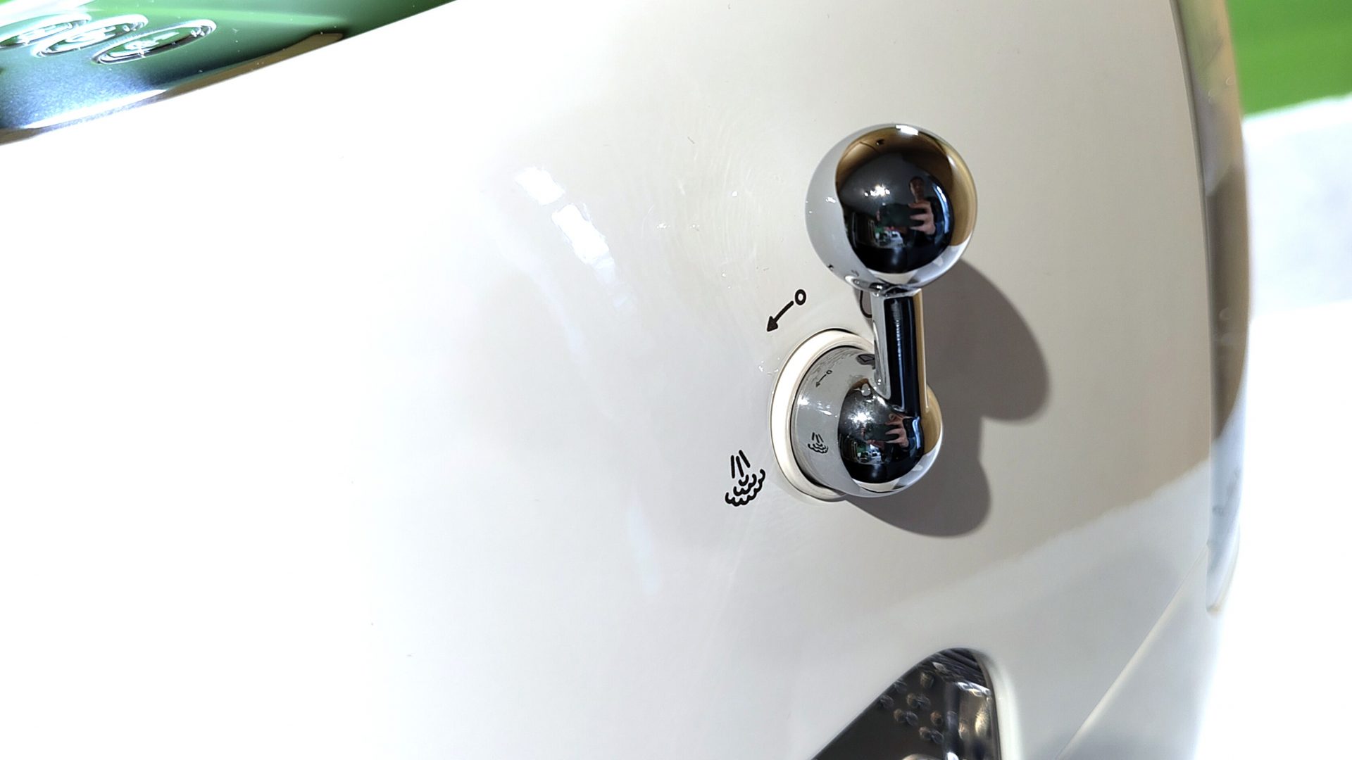 Обзор Smeg ECF03 — стильная кофемашина в стиле 1950-х картинка Smeg ECF03