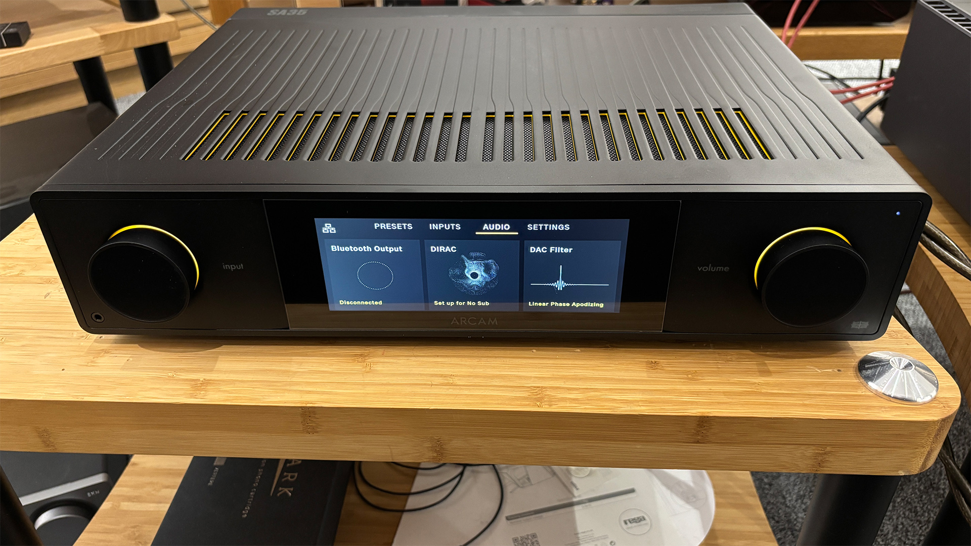 Обзор Arcam SA35 — сбалансированный стриминговый усилитель картинка Arcam SA35