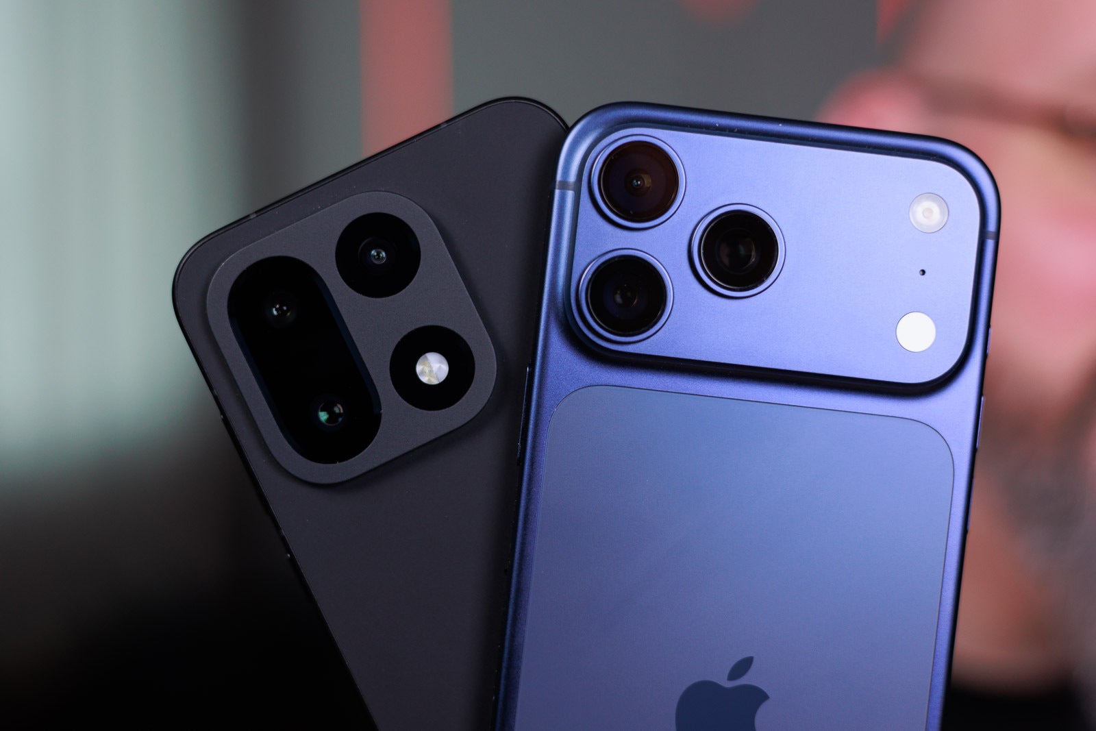 OnePlus 15 против iPhone 17 Pro Max